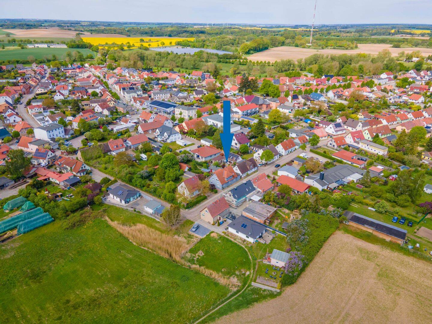 Zweifamilienhaus mit Ferienhaus und grünem Garten in Garz, 18574 Garz/Rügen