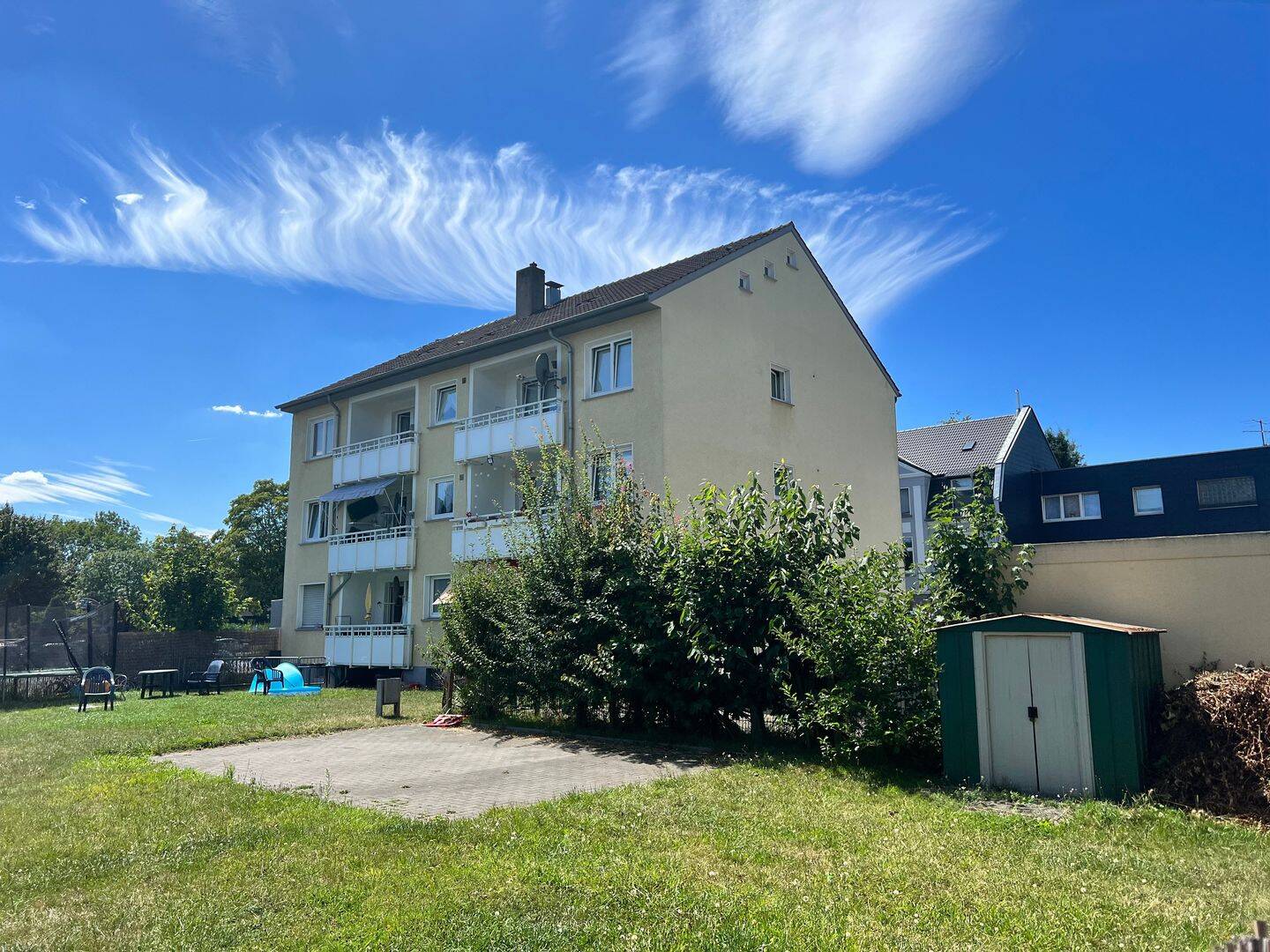 Provisionsfreie Super-Rendite, in Oberhausen. 6-Familienhaus, Balkone, Garten, 7 Garagen, Stellplätze, Ausbau und Baureserve mit 48.000,- € KM, 46117 Oberhausen