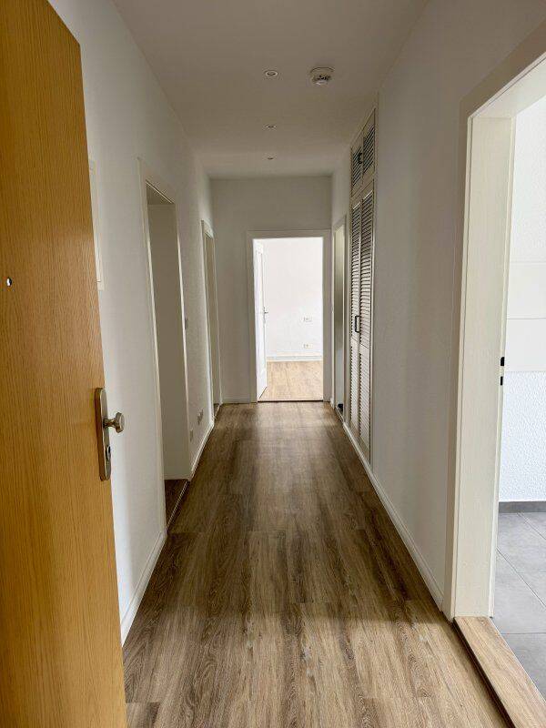 Frisch renovierte 3,5-Zimmer-Wohnung mit Balkon, Garage und viel Stauraum in Eberswalde, 16225 Eberswalde