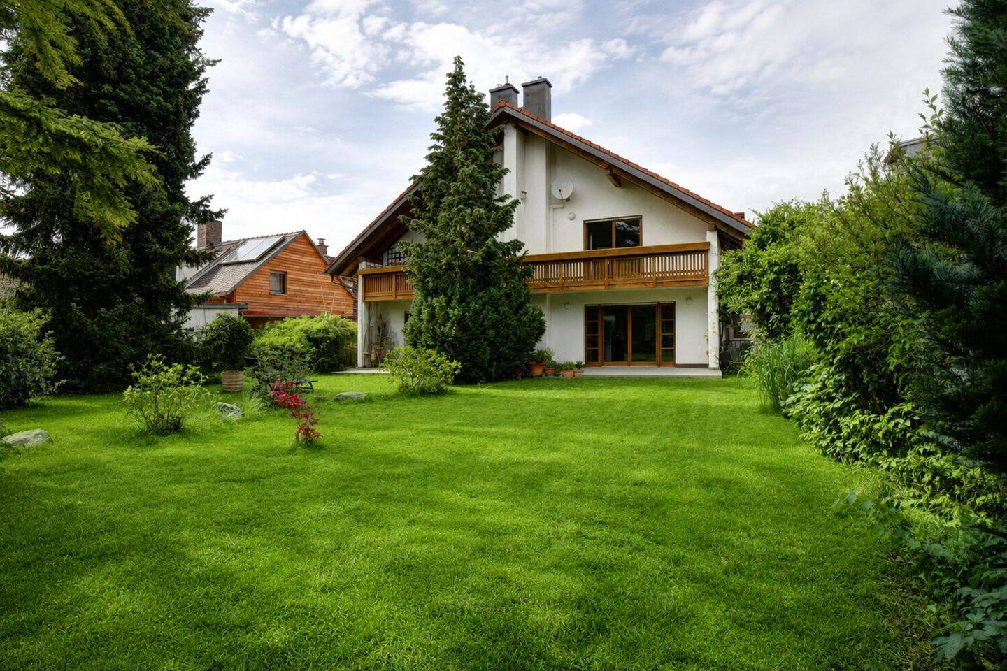 Wunderschöne Doppelhaushälfte mit idyllischem Garten am Stadtrand für Familien & Paare, 80937 München (Milbertshofen-Am Hart)