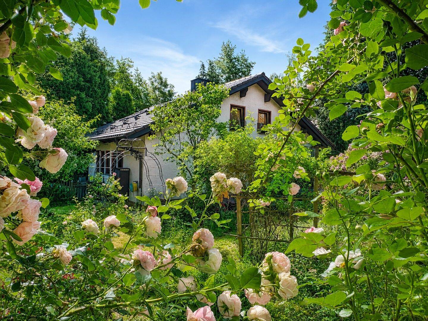 Ein Ort zum Ankommen: Großzügiges Familienglück mit Garten-Oase und flexibler Einliegerwohnung, 96465 Neustadt b. Coburg