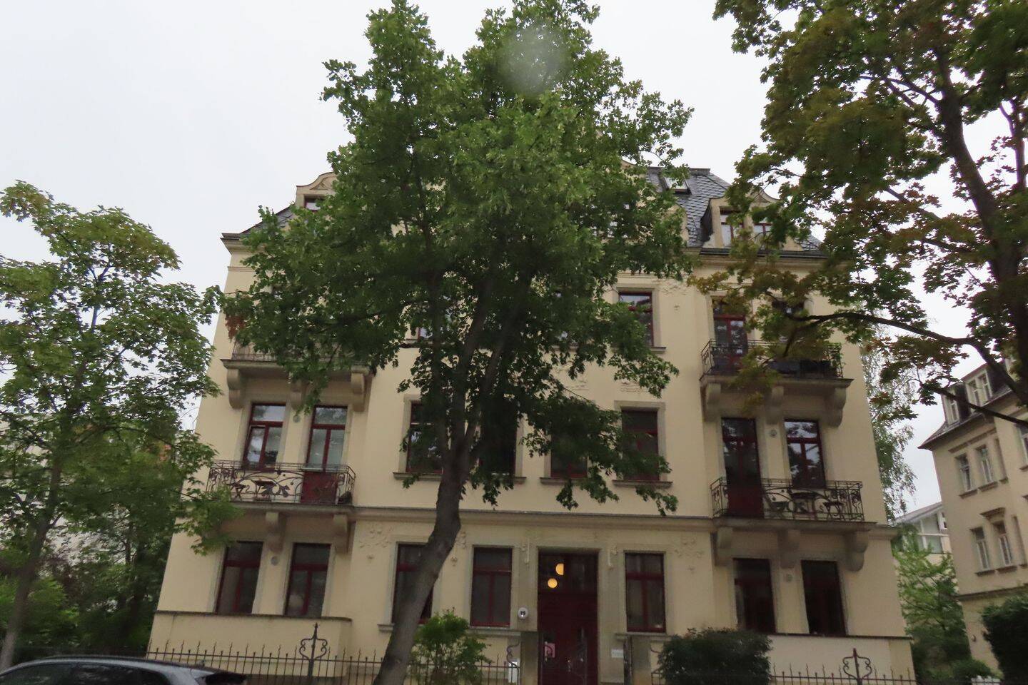 Traumhafte 4-Raum-Altbauwohnung in Dresden-Striesen – ca. 37 m² Terrasse, Balkon & Carport, 1277 Dresden