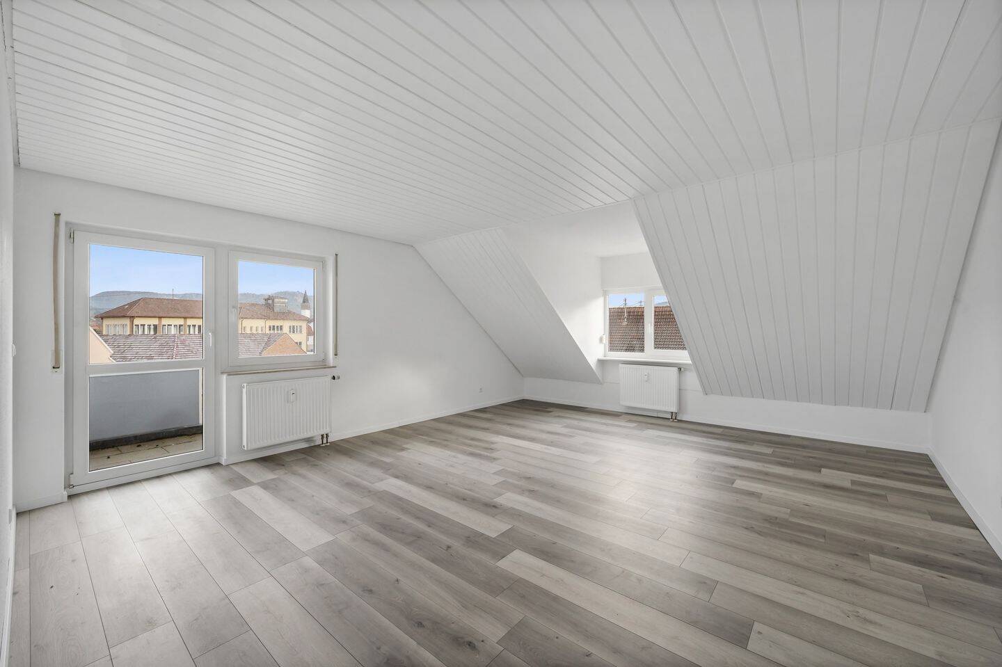 Frisch modernisierte 3-Zimmer-DG-Wohnung mit EBK, exklusivem Dachboden & 2 Stellplätzen in Frommern, 72336 Balingen