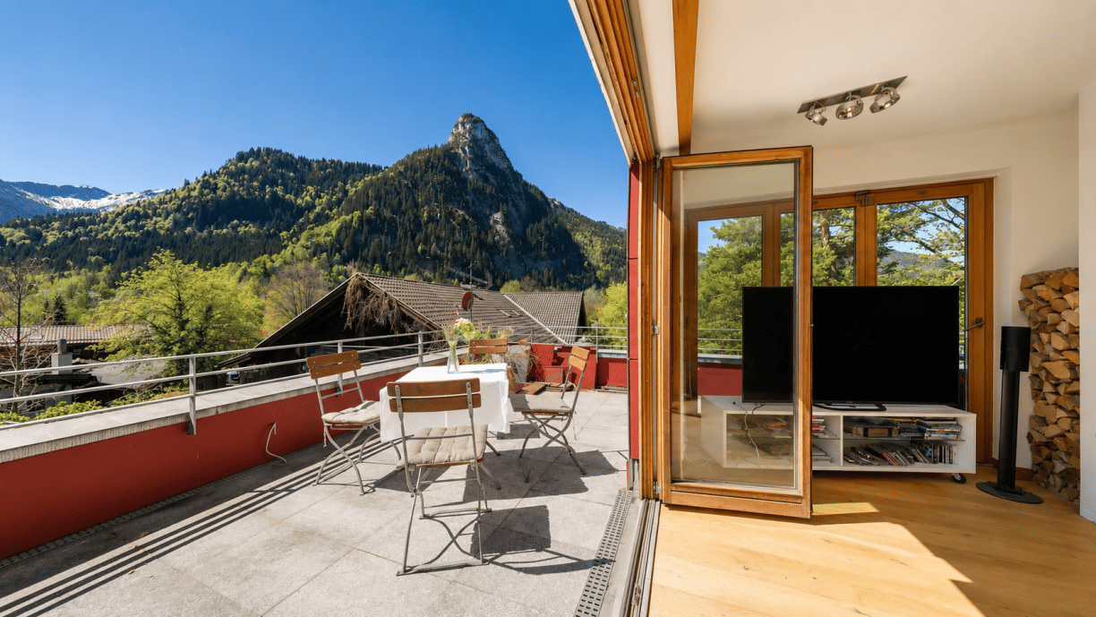 Modernes Holzhaus im Bauhausstil, mit mehreren Dachterrassen und Bergblick, 82487 Oberammergau