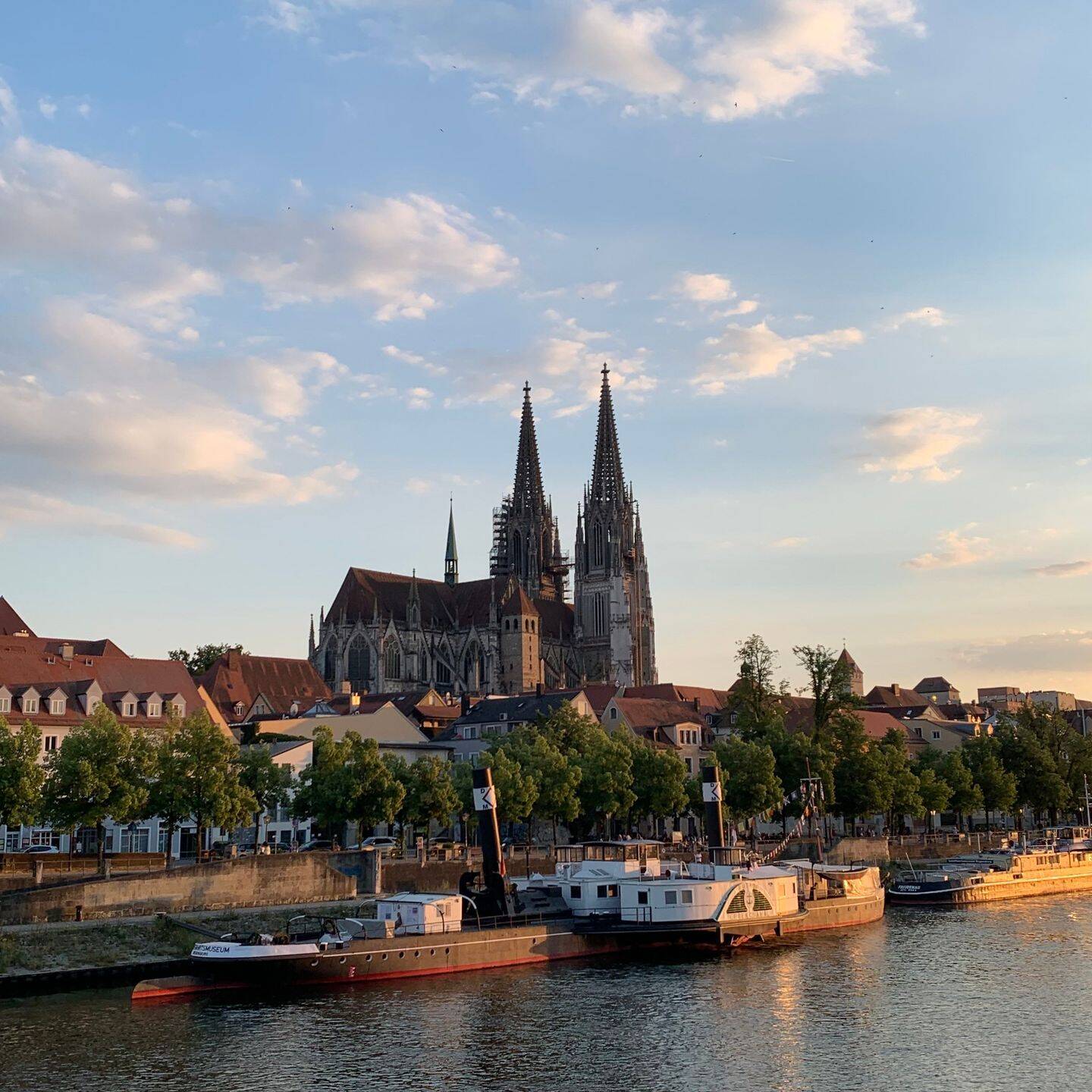 Student sucht WG Zimmer oder Wohnung, 93053 Regensburg (Galgenberg Kasernenviertel Kumpfmühl-Ziegetsdorf-Neuprüll Oberisling-Graß)