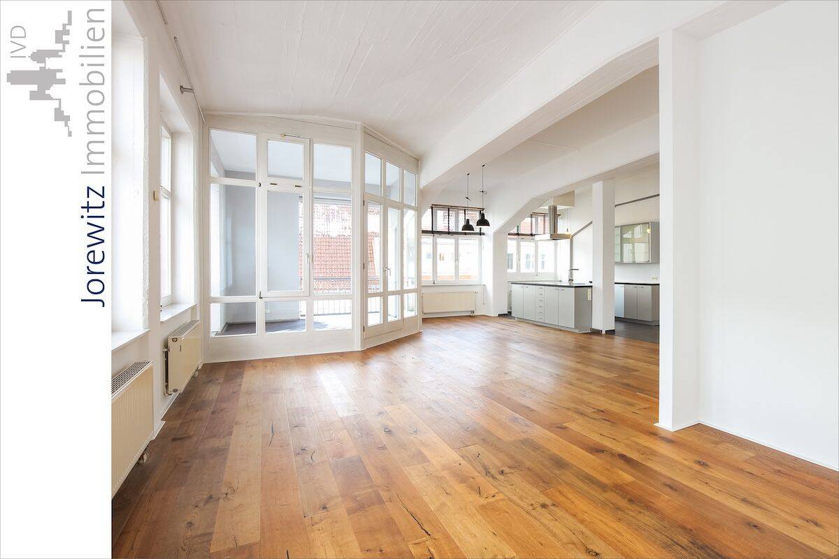 Nähe Stadttheater – Modernes City-Loft: 2 Zimmer-Wohnung mit Loggia und PKW-Stellplatz