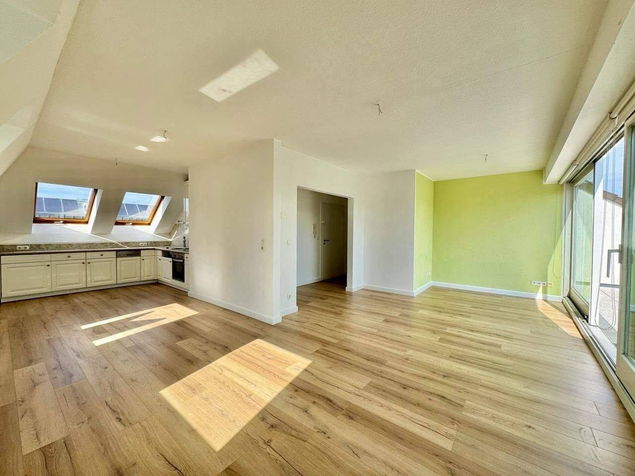 Moderne und top geschnittene DG Wohnung am Schmölderpark gelegen ! Große Terrasse !, 41239 Mönchengladbach
