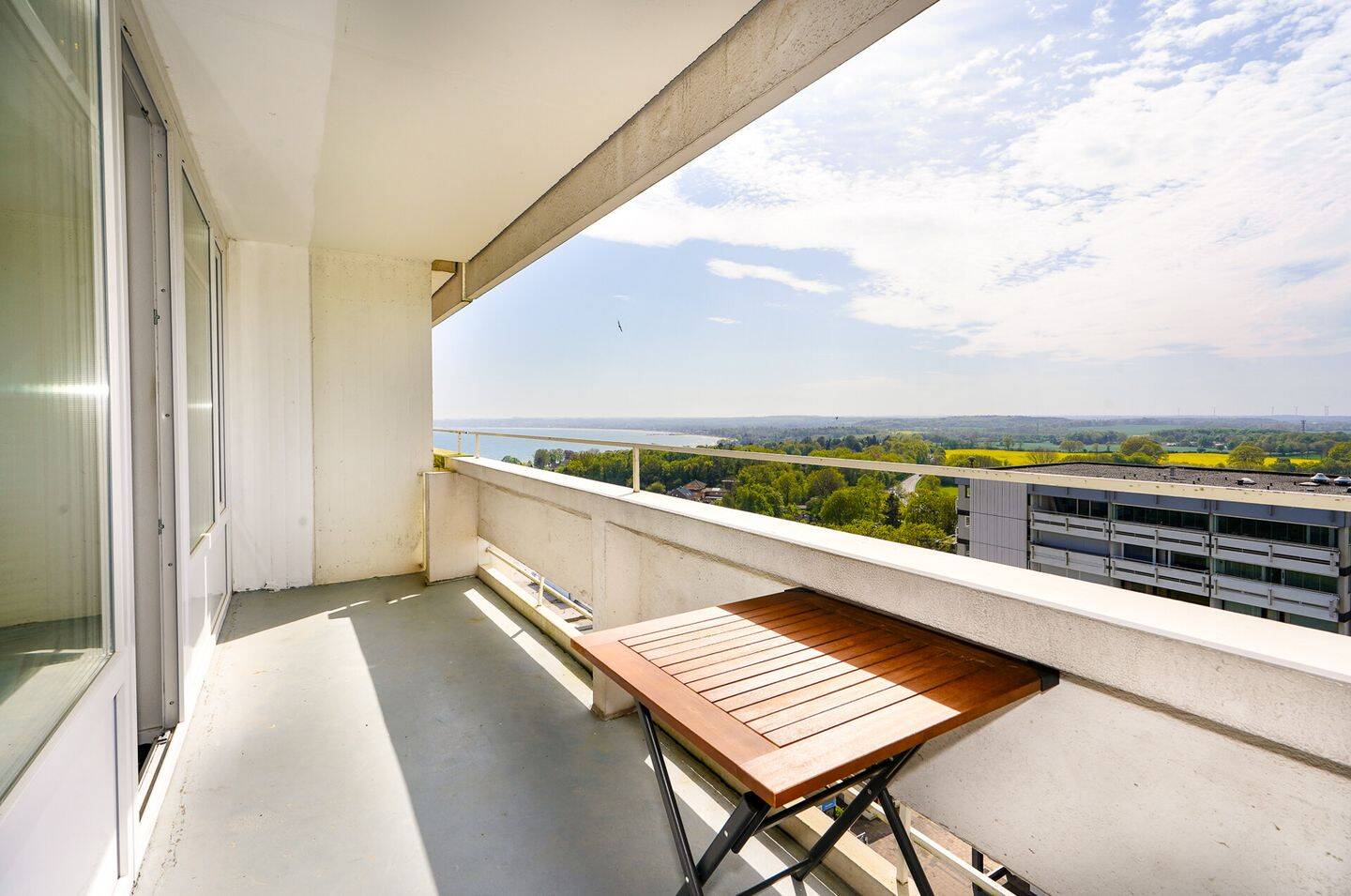 Ostsee- & Weitblick in der 16. Etage – Komplett renovierte 2-Zimmer-Wohnung 50 m² in Sierksdorf, 23730 Sierksdorf