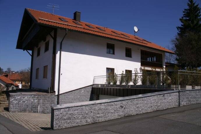 Mit schönem Ausblick: 1,5-Zimmer-Wohnung mit Wohnküche in Sankt Oswald, 94568 Sankt Oswald-Riedlhütte