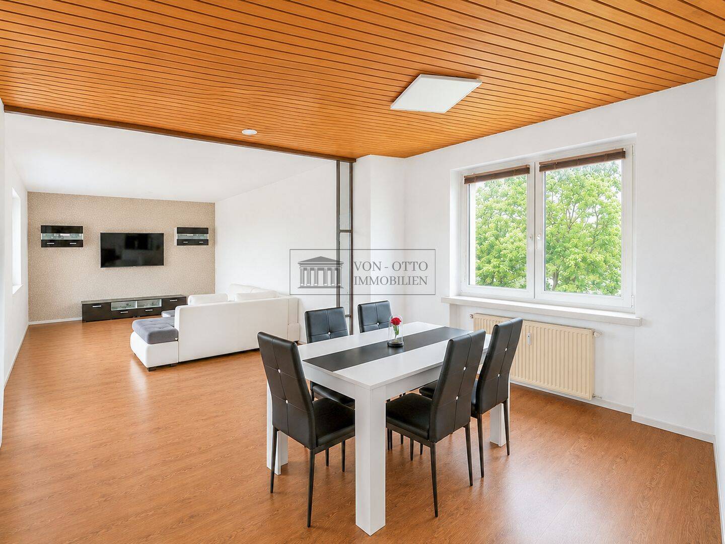 Großzügige 3 Zimmer Wohnung in Bremen-Aumund mit Balkon, Dachgeschosszimmer und zwei Stellplätzen, 28755 Bremen (Aumund-Hammersbeck Blumenthal Fähr-Lobbendorf Vegesack)