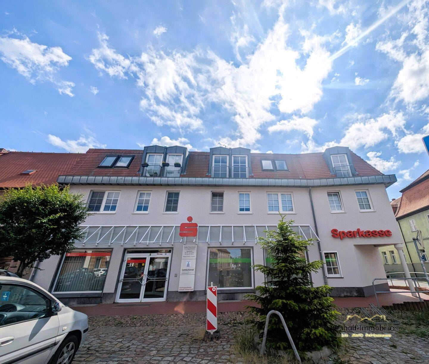 Moderne 2-Raum-DG-Wohnung mit Wanne, Keller & Stellplatz vor der Tür, 6800 Raguhn-Jeßnitz