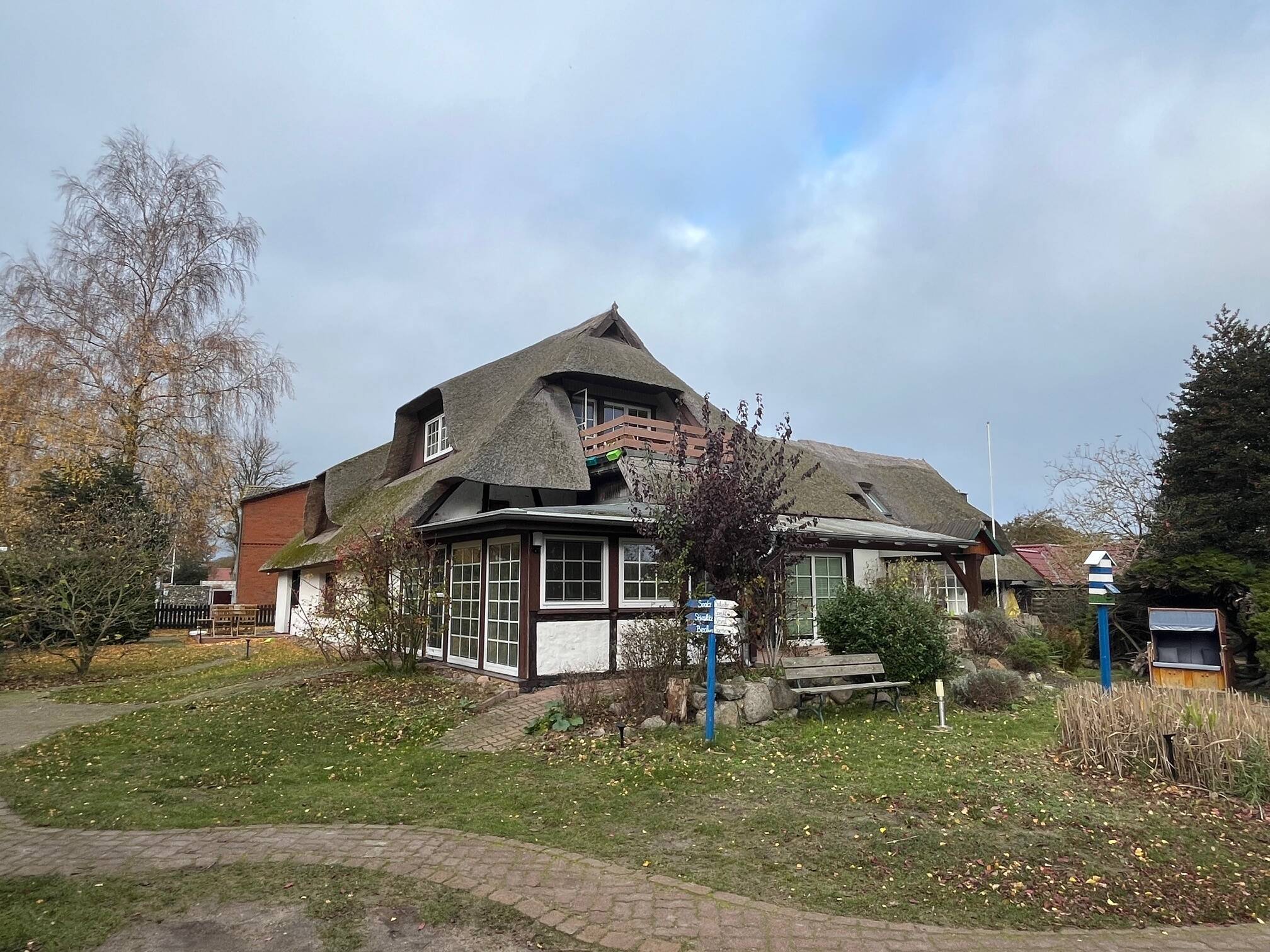 Reetgedecktes Landhaus  mit 6 Wohnungen im Ostseebad Wustrow, 18347 Wustrow