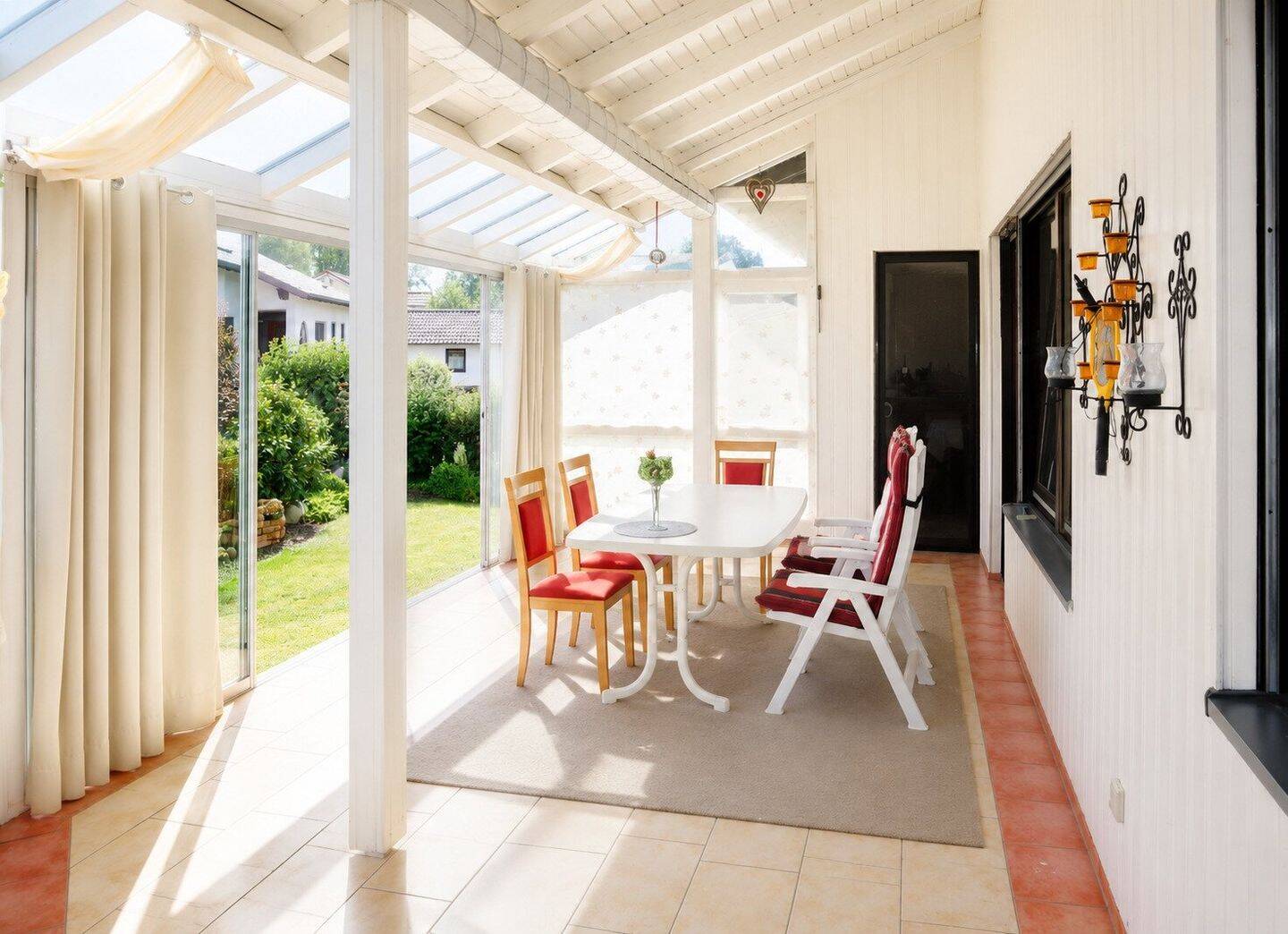 ++ GROSSZÜGIGER BUNGALOW MIT WINTERGARTEN ++ AUSBAURESERVE ++ ATTRAKTIVE PV-ERTRÄGE ++, 94428 Eichendorf
