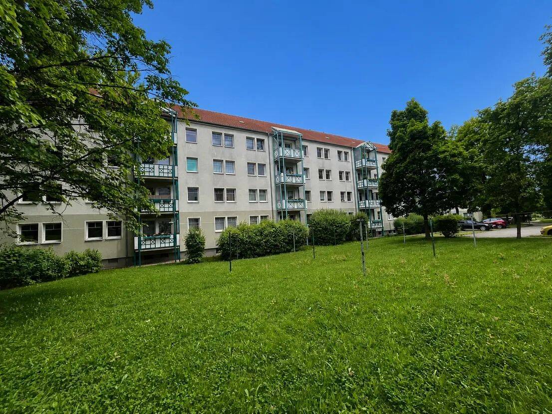 Wohnkomfort in gepflegtem Umfeld | Sanierte 3 RW mit Balkon und inkl. EBK, 8066 Zwickau