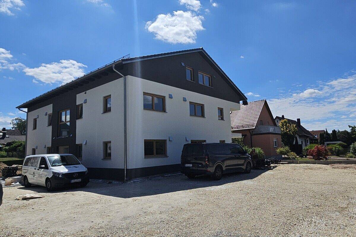 Erstbezug | Charmante 4-Zi.-DG-Wohnung mit Loggia, Einbauküche & KfW 40 QNG, 93142 Maxhütte-Haidhof