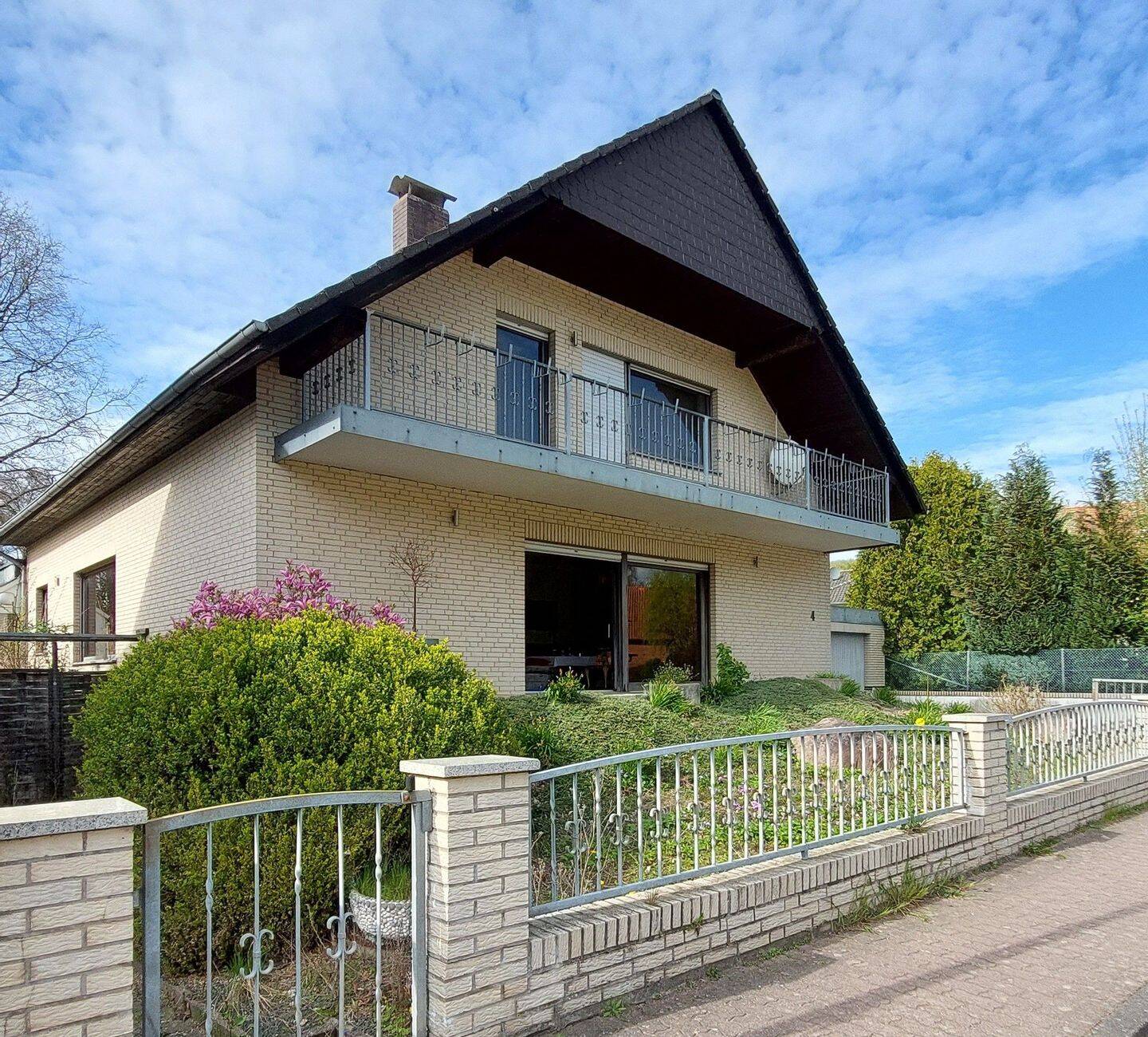 Außergewöhnliches Einfamilienhaus im Dornröschenschlaf – Schwimmbad inklusive, 31787 Hameln