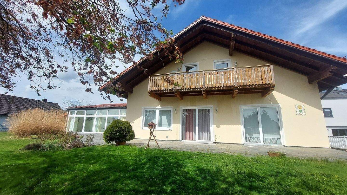 Großzügiges Haus – 3 Wohnungen mit ca. 396 m² Wohnfläche, 3 Garagen und Carport und 1190m² Grundstück + Extra 75 m² Parkplatz in Irchenrieth, 92699 Irchenrieth