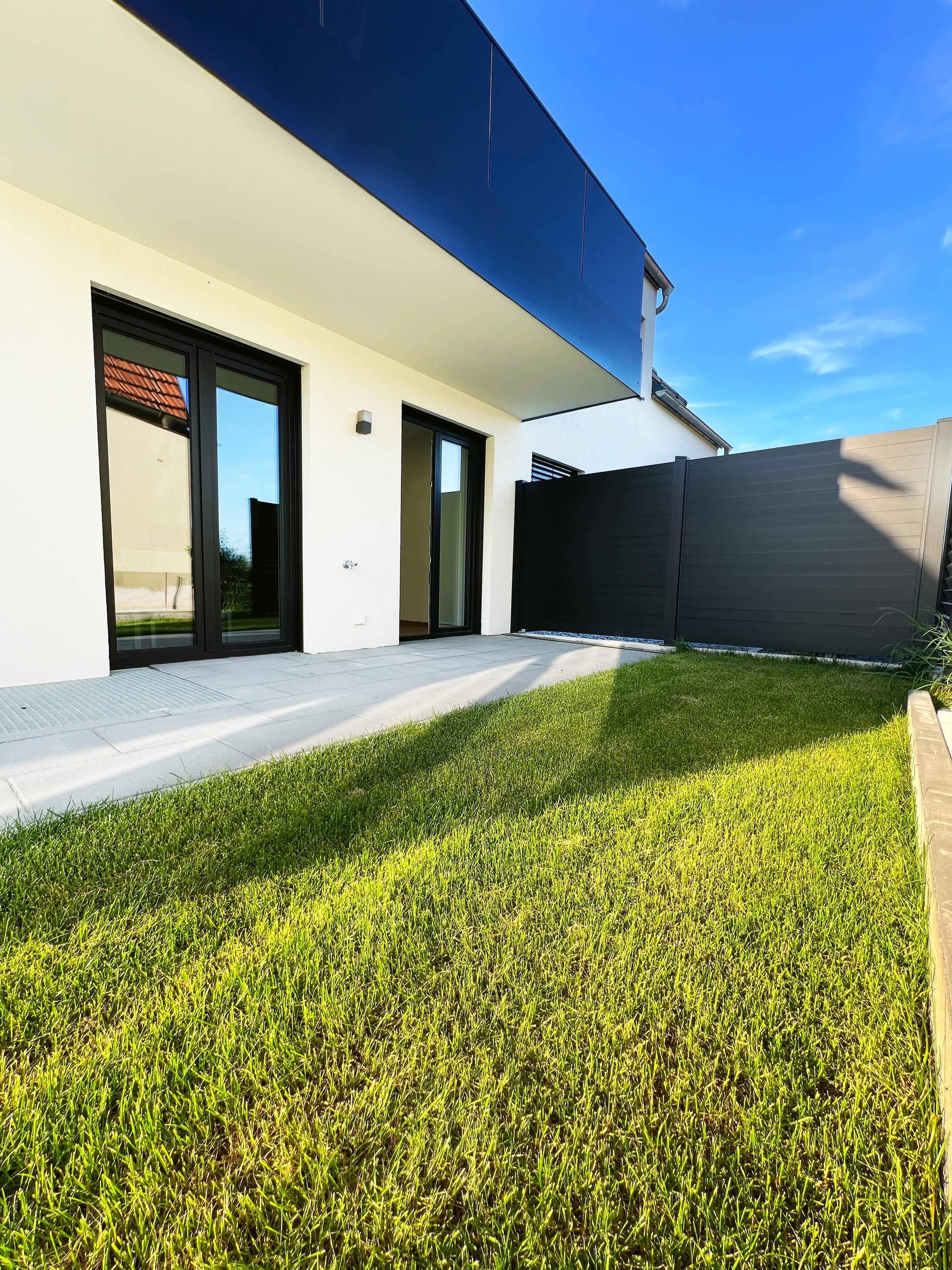 Moderne, energieeffiziente Erdgeschosswohnung mit hochwertiger Küche, 2 Zimmern, Terrasse und Garten – Perfekt zum Entspannen!, 85077 Manching