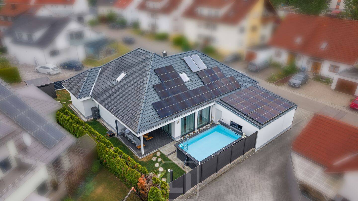 Familienfreundlicher Bungalow mit Pool | 2 Etagen | Doppelgarage & Stellplätze, 72116 Mössingen