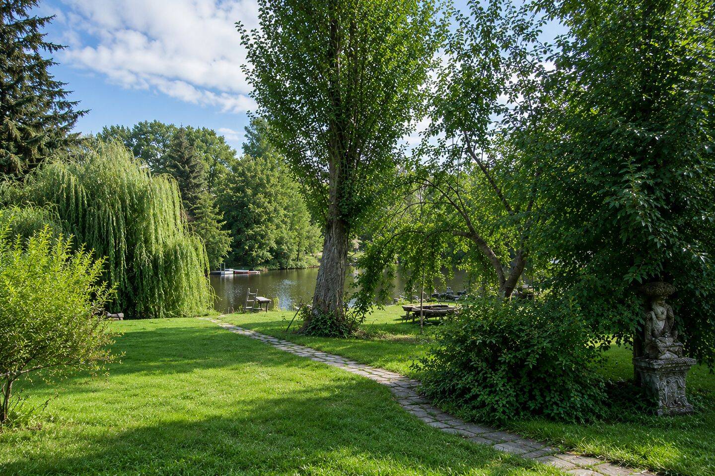 Idyllische Villa auf traumhaften Wassergrundstück am Hubertussee, 12589 Berlin (Treptow-Köpenick Hessenwinkel Rahnsdorf Wilhelmshagen)