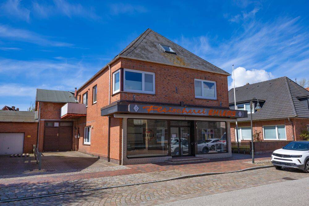 Wohn- und Geschäftshaus mit großer Betreiberwohnung und vielseitiger Gewerbefläche in Lunden, 25774 Lunden