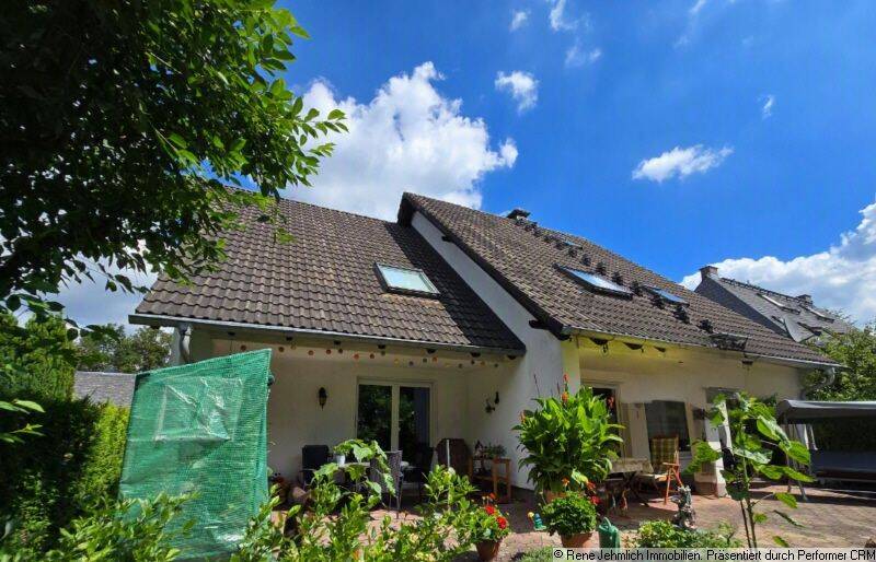 Großzügiges Haus mit Einliegerwohnung, Doppelgarage und großem Garten in Reichenbrand, 9117 Chemnitz (Rabenstein Reichenbrand Rottluff Siegmar)