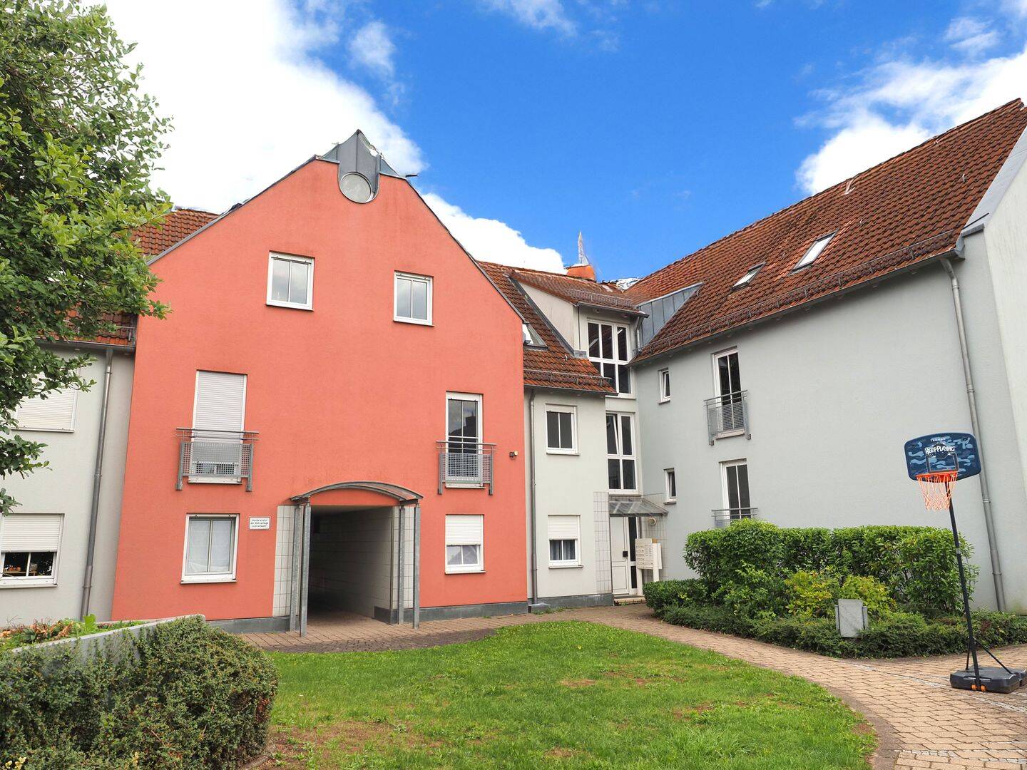Sonnige, große 3-Zimmer-DG-Wohnung mit riesigem Wohn-/Esszimmer in ruhiger, gepflegter, kleiner Anlage mit Balkon und Gemeinschaftsgarten ab sofort, 90766 Fürth (Eigenes Heim Hardhöhe Unterfarrnbach Weststadt)