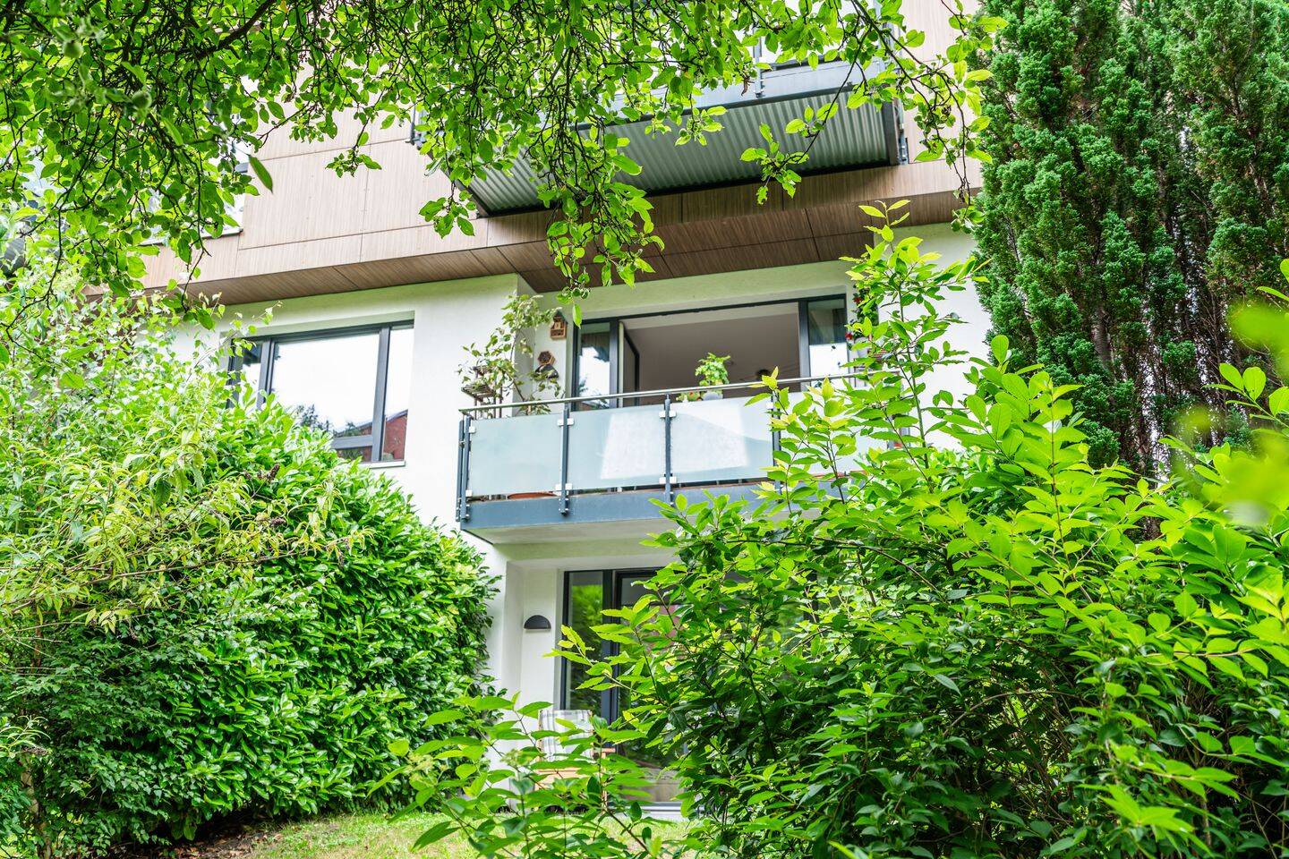 Moderne 3-Zimmerwohnung mit Südwestbalkon und Blick in den begrünten Garten