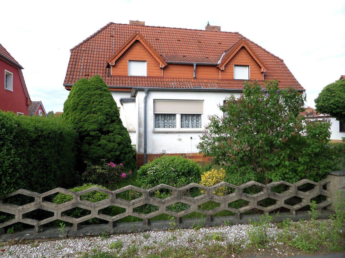 Verstecktes Raumwunder! Doppelhaushälfte mit großem Garten, Garage und überraschend viel Platz, 1987 Schwarzheide