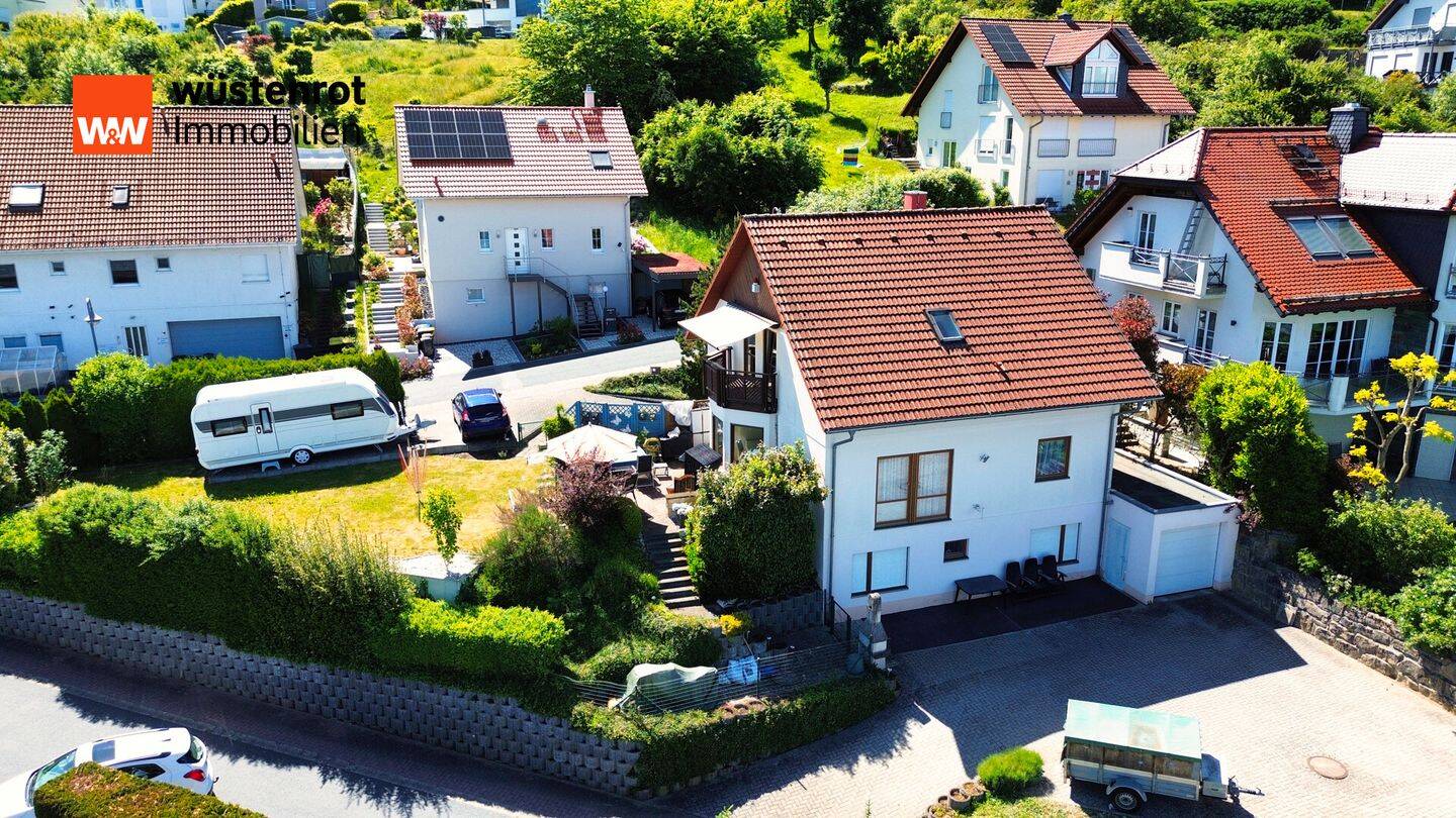 Wohnen mit Aussicht – Gepflegtes Einfamilienhaus mit Einliegerwohnung und vielseitigen Möglichkeiten in 61389 Schmitten, 61389 Schmitten