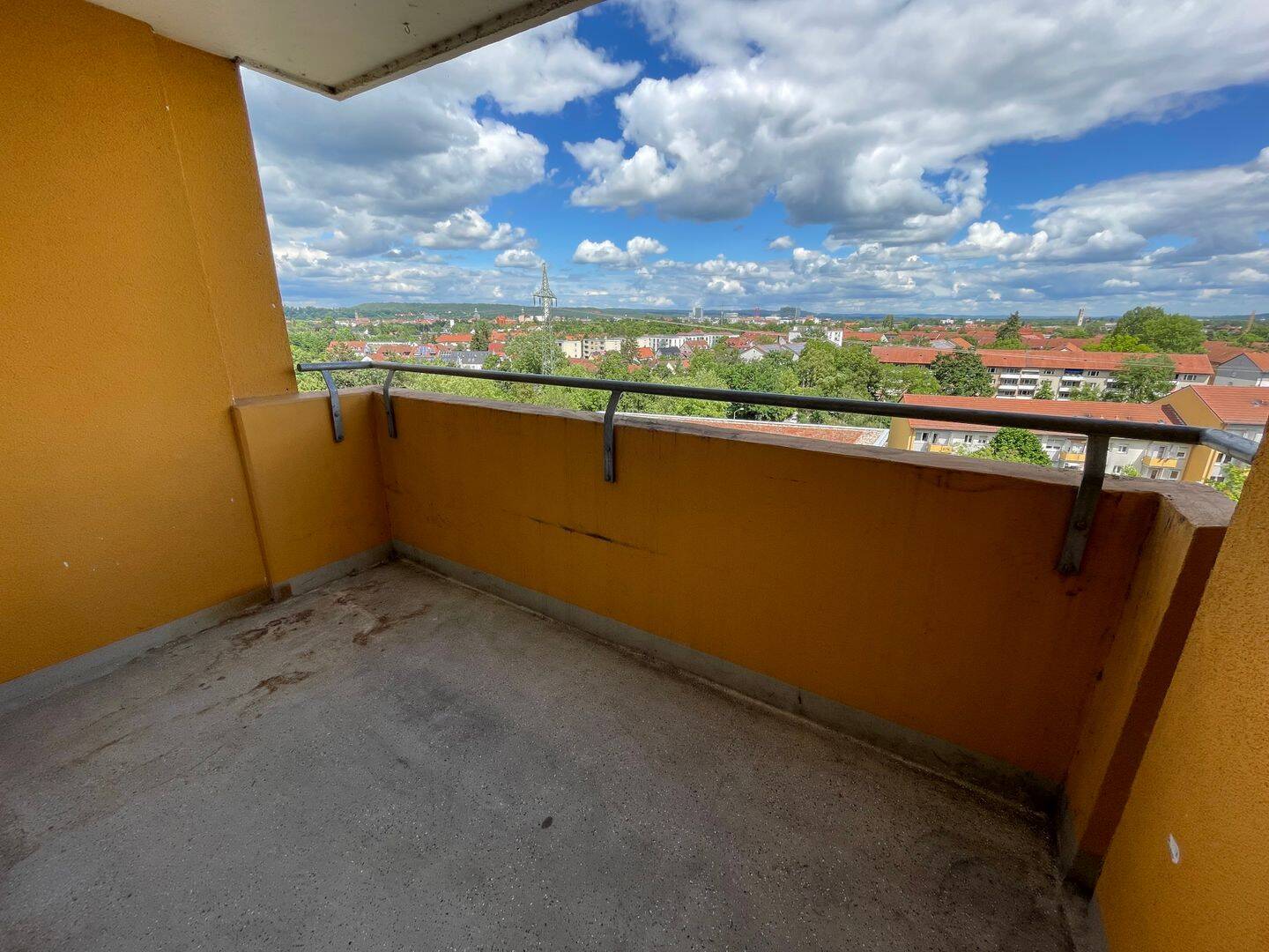 Wohnung mit Balkon und Weitblick über Erlangen, 91052 Erlangen (Anger Erlangen-Ost Erlangen-Süd Innenstadt)