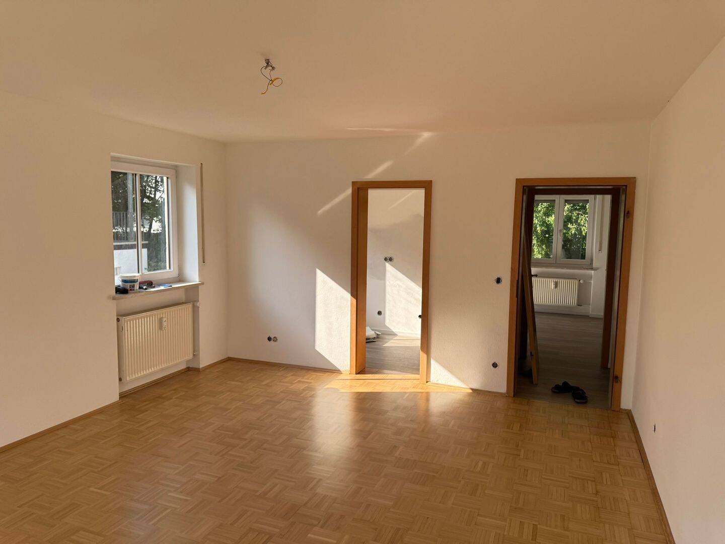 Frisch renovierte 2-Zimmer-Wohnung mit Balkon // Hochwertige neue Einbauküche inkl. Geräten // Modernisierte Böden // München-Kirchtrudering, 81829 München (Berg am Laim Trudering-Riem)