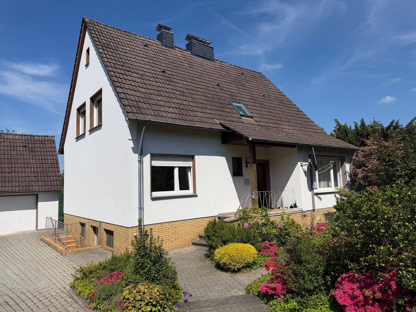 Großzügiges Wohnhaus mit separater Wohneinheit, zwei Garagen und großem Grundstück in ruhiger Sackgassenlage, 49205 Hasbergen
