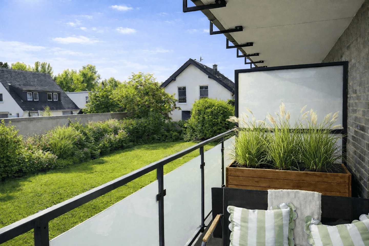 Familienfreundliche Duplex-Wohnung mit 5 Zimmern, Südbalkon und Garage, 40668 Meerbusch