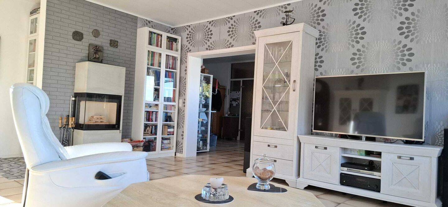 Exklusives Zweifamilienhaus mit Appartement und Wellnessbereich in ruhiger Lage von Braunfels., 35619 Braunfels