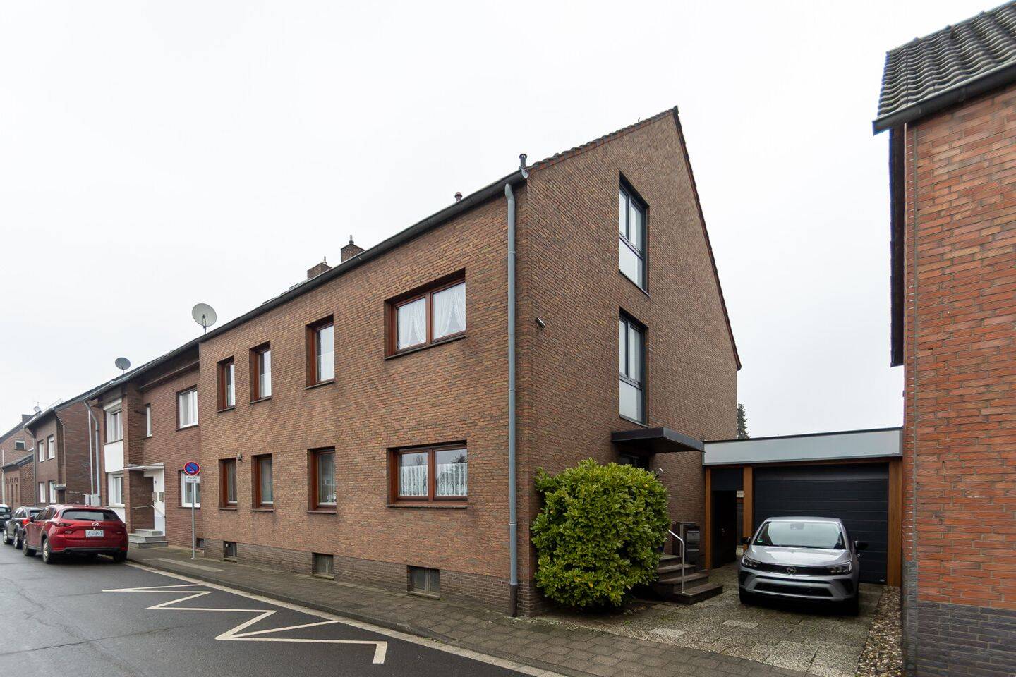 Großes Grundstück in Rheinnähe mit einem Dreifamilienhaus und einer Gewerbehalle, 41468 Neuss