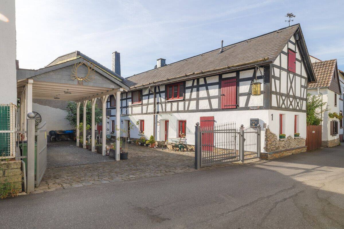 Preis reduziert! Fachwerk-Charme trifft Moderne – mit Innenhof, Wohnmobil-Carport & Solaranlage!, 56564 Neuwied