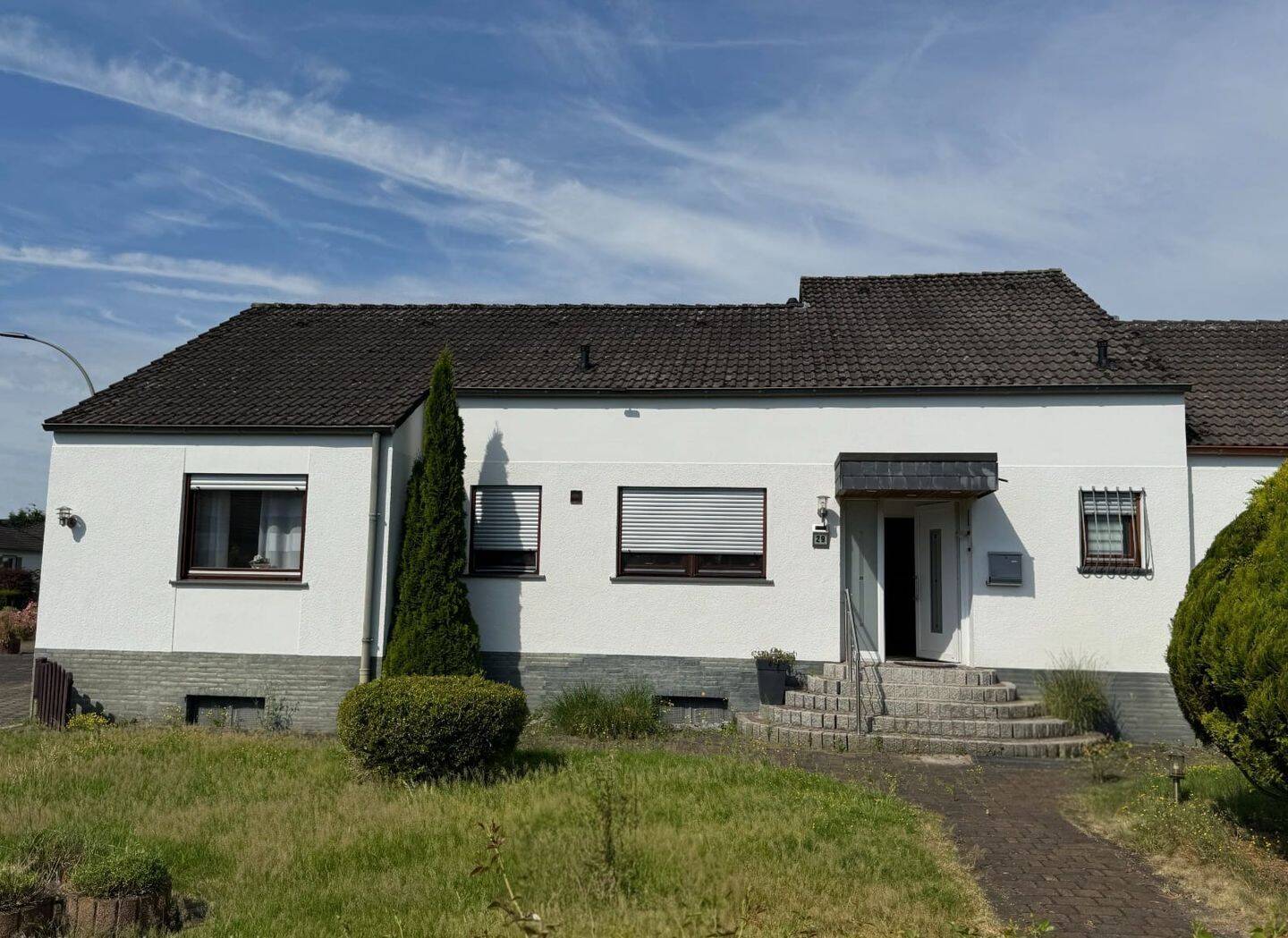 Großzügiges Einfamilienhaus mit Vollkeller, ausgebautem Dachgeschoss, Garage und schönem Garten in Welver, 59514 Welver