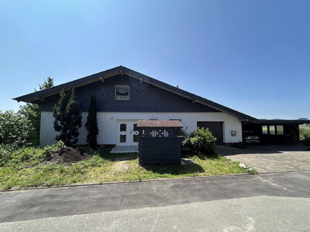 Großes Einfamilienhaus mit Einliegerwohnung in traumhafter Lage und Ausblick in Lichtenfels-Neukirchen, 35104 Lichtenfels