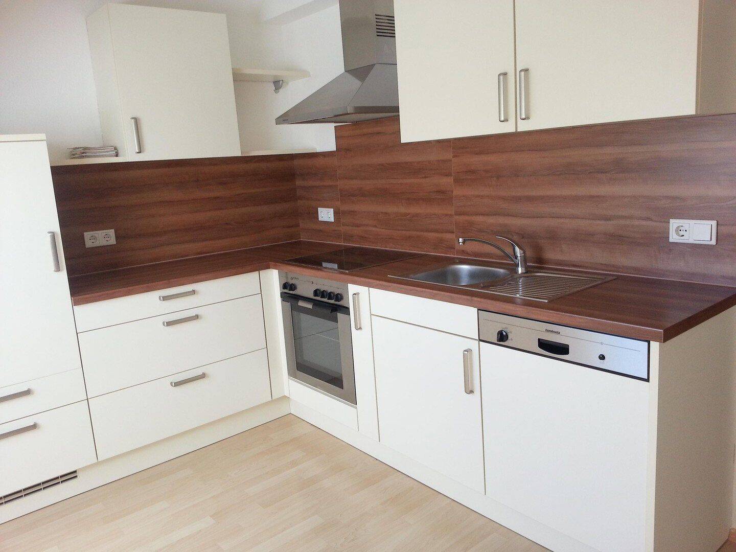 Helle/Ruhige/Sonnige 3-Zimmer-Dach-Wohnung mit schöner Einbauküche in Leinach, 97274 Leinach
