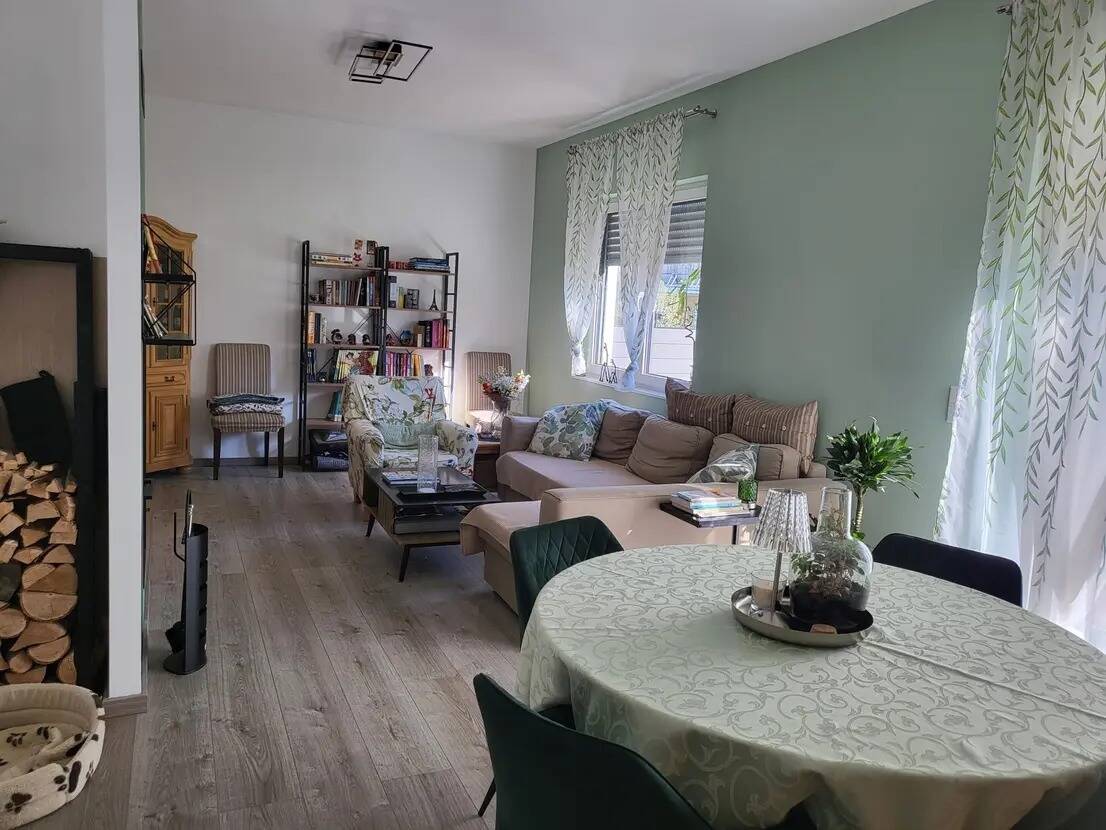 Moderne und voll möblierte Doppelhaushälfte mit PV-Anlage, Wellnessbad, Kamin und Traumgarten in ruhig, 86695 Nordendorf