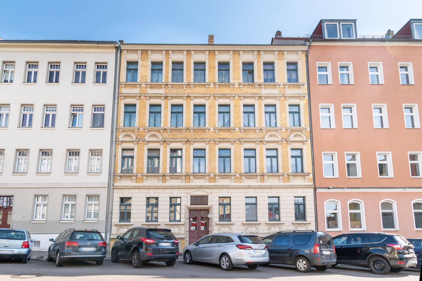 DENKMAL-FLAIR IM DACHGESCHOSS | Gemütliche 2-Raum-Wohnung mit Balkon in städtischer Lage