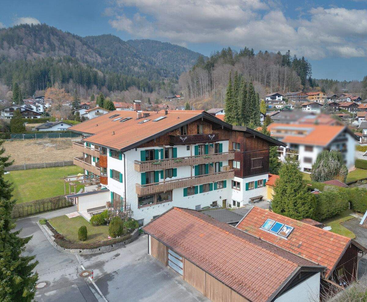Tegernsee-Flair mit Wallbergblick: Sanierte 3-Zimmer-Wohnung mit großem Sonnenbalkon, 83707 Bad Wiessee