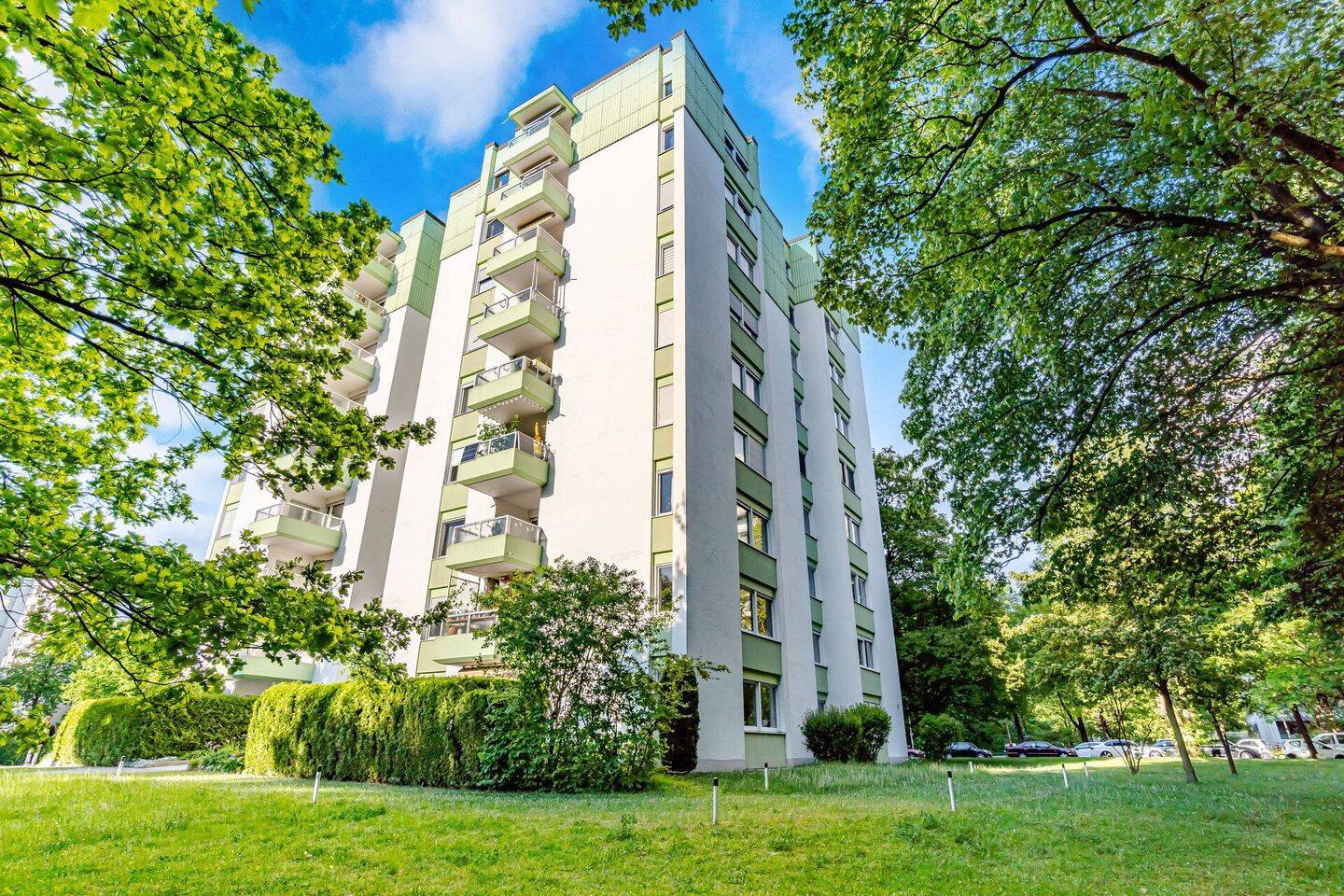Großzügige 2-Zimmer-Wohnung mit 84 m², Wohnküche, Loggia und Stellplatz in Johanneskirchen, 81927 München (Bogenhausen)