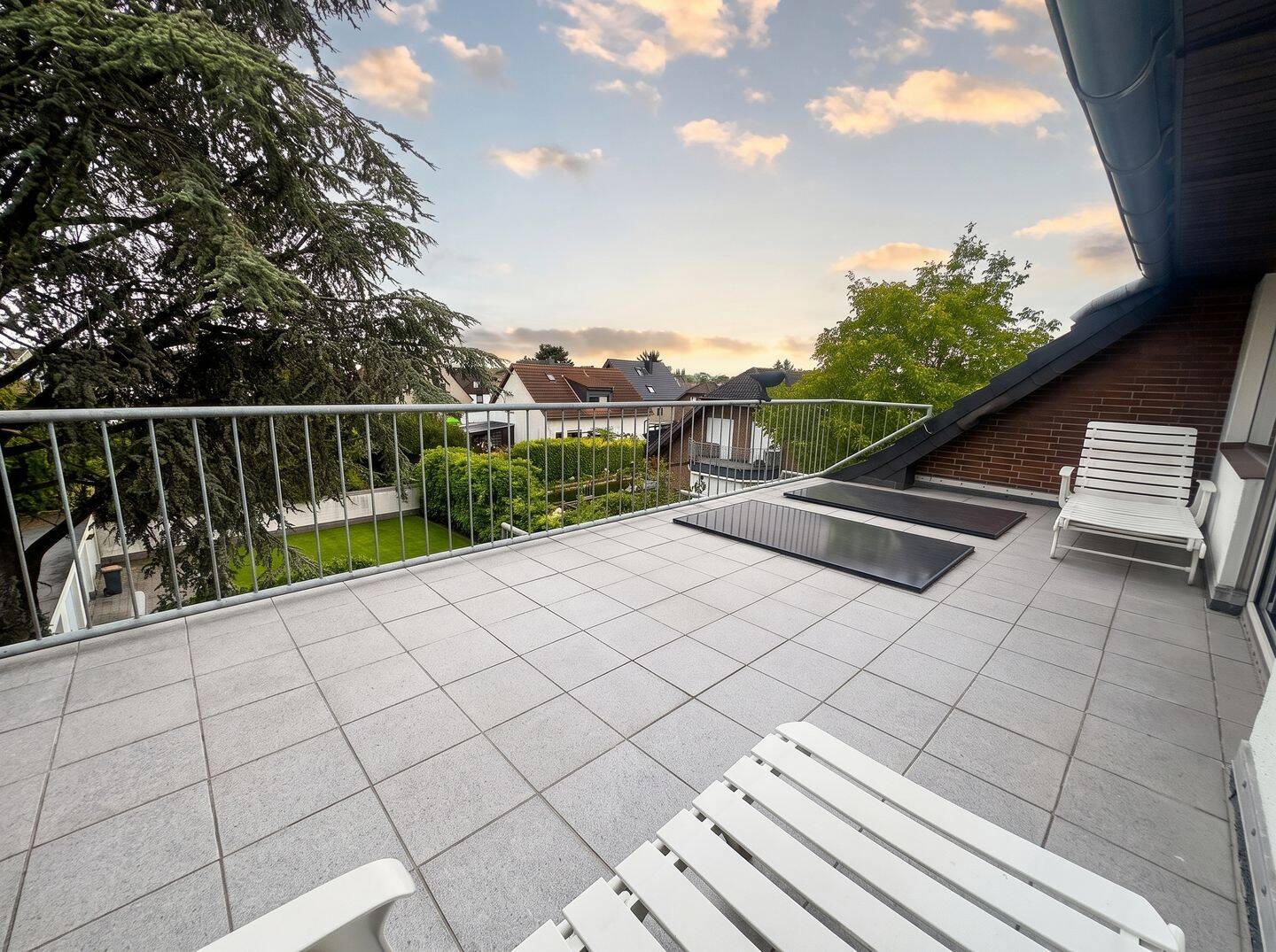 Großzügiger Familientraum mit Dachterrasse, Garten, Garage & 6 Zimmern in Niederkassel, 53859 Niederkassel