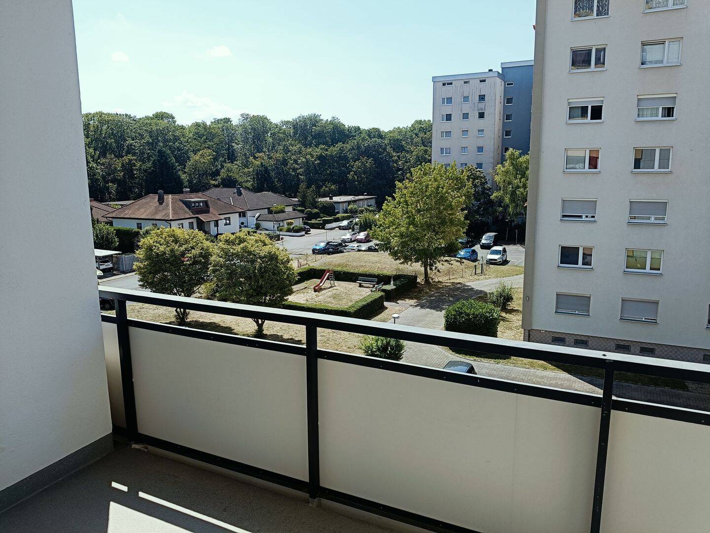 Sehr schöne, teilmodernisierte 3 Zimmer Eigentumswohnung mit Balkon, schöner EBK, Abstellraum, Kellerraum und Stellplatz! Personenaufzug u.v.m…, 64521 Groß-Gerau