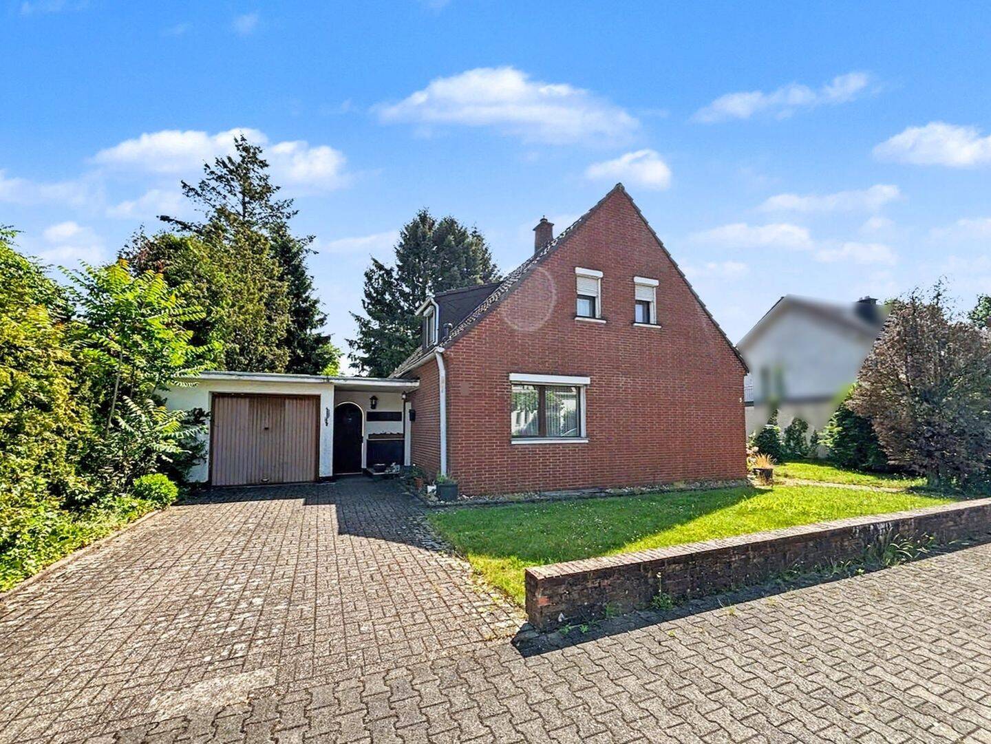Erbbaurecht: Einfamilienhaus mit Einliegerwohnung auf großem Grundstück in Stockum, 40468 Düsseldorf (Derendorf Golzheim Lichtenbroich Stockum Unterrath)