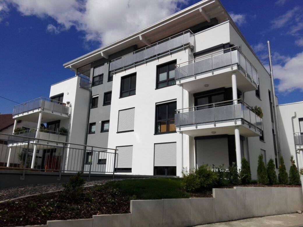 Moderne 2,5-Zimmer-Erdgeschosswohnung mit Terrasse, Gartennutzung, Einbauküche und Tiefgarage in Dauchingen, 78083 Dauchingen