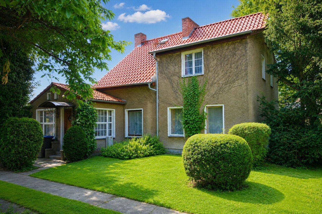 Charmante Doppelhaushälfte aus dem Jahr 1934 mit Garagen und parkähnlichem Gartengrundstück, 14656 Brieselang