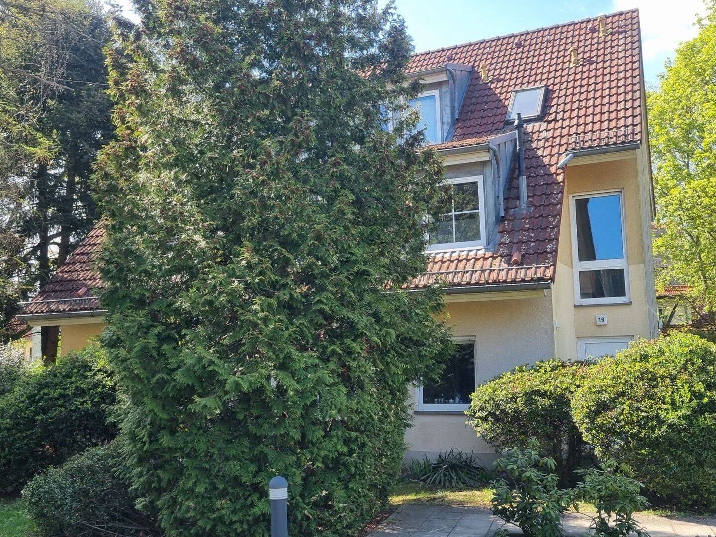 Seltene 6-Zimmer-Doppelhaushälfte mit Süd-Terrasse in Französisch-Buchholz, 13127 Berlin (Pankow)